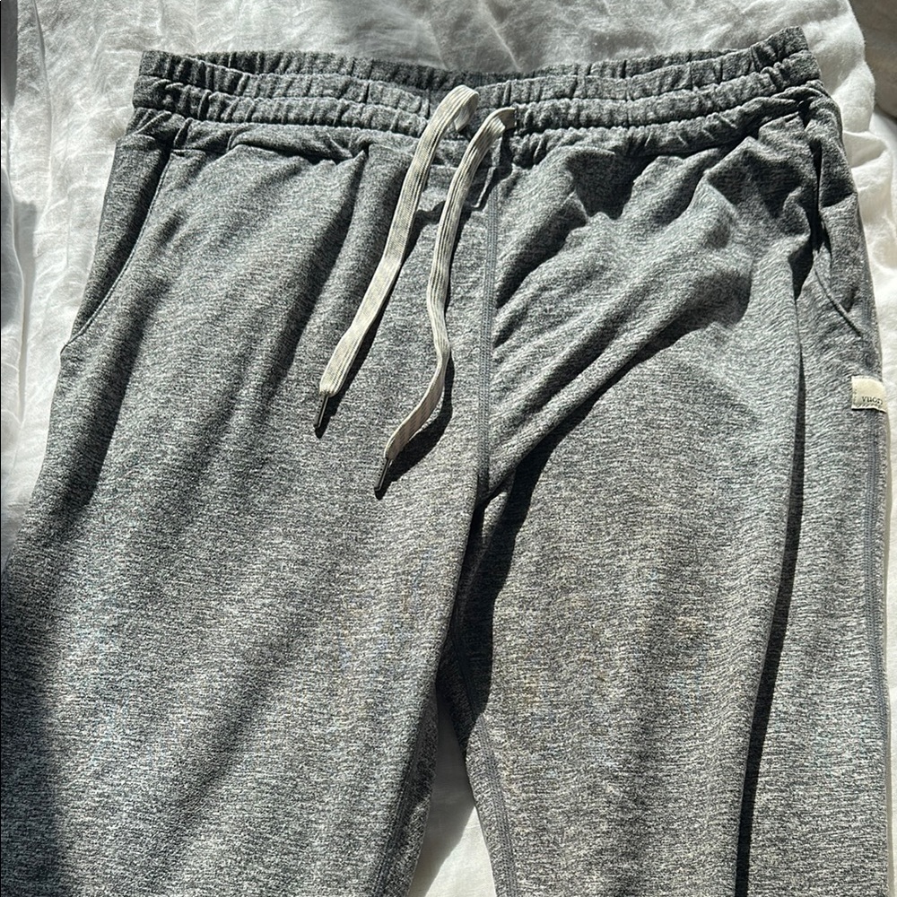 Vuori Heather grey performance joggers - size M Long EUC